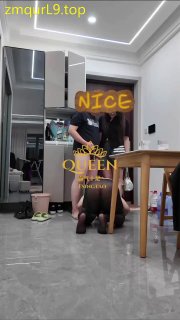 霸气十足_夫妻主_家奴舔脚_双奴在男女主爱爱时分别舔脚的封面