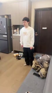 【松紫也狗】073_绿帽老公下班回家_长靴黑丝女神暴揍绿帽【松紫大大】VTL46829的封面