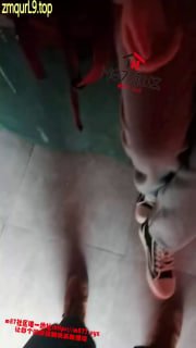 高一女友_厕所_裸足_玩弄男友JJ射精的封面