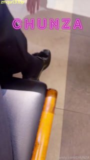 韩国女S_chunza_户外_桌底下_舔脚的封面