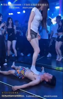 段子先生】 美女老师体罚捣乱的男生的封面