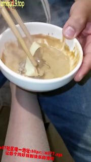 女友_火锅店_帆布鞋_桌下玩弄男友JJ_最后射在脚底的封面