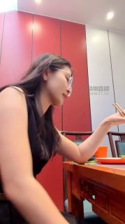 TLWW27342【雅雅S】餐厅包厢脚下喂食-圣水.mp4的封面