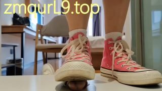 karenCo_布鞋_隔板_踩鸡巴 隔板踩踏的封面