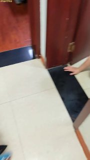 霸气十足情侣_家奴_卫生间_被女主按着头接男主圣水_口交清理的封面