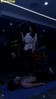 #麋鹿银儿 又一暴虐顶级美女疯乱剁砸裆踢裆乱踹的封面