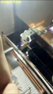 清纯女主_卫生间_蹲在椅子和马桶之间_大坨黄金赏赐的封面