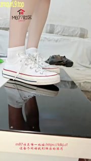 嘀嗒S_白色帆布鞋_桌面_踩射_贱屌的封面