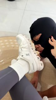 【辣姐辣妹】327 喂口水-狗舌清理脏鞋底.mp4的封面