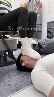 buerquan_白袜瑜伽裤虐骚狗勾_运动回来当然是要释放放松啦！狗勾的舌头就是最好的按摩工的封面