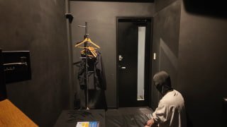 24岁的R女士，是六本木某高级女招待俱乐部的人气No.1。每天晚上，她都要穿着性感的制服，面对形形色色的客人微笑服务。但她有一个秘密——性欲一旦上来，就完全无法集中精力。的封面