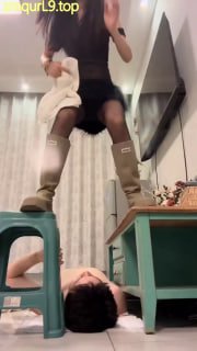 雪地靴_2个桌子胯下接女主黄金_手套涂满全脸_脖子的封面