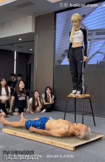 段子先生】 美女虐踩老头表演挣钱的封面