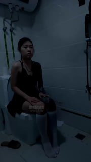 TLWW28037【乐主S】纹身小妹白丝踩虐.mp4的封面