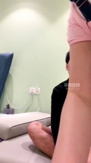 #倚在窗两边的封面