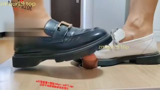 素人小姐姐_双人黑白小皮鞋_隔板踩J_烟头烫鸡巴 隔板踩踏的封面