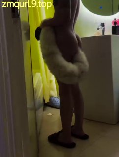 纹身男_反差_肛塞尾巴_头伸到女主群内口舌舔的封面