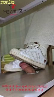嘀嗒S_休闲白袜_贝壳头鞋_隔板_踩射贱狗的封面
