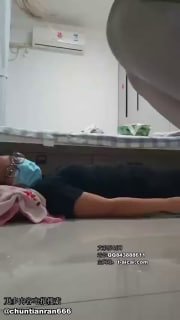 最踩踏】残忍折磨母狗的封面