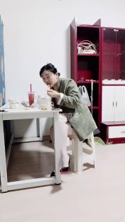 TLWW28620【洛芊S】圈养奴桌底脚喂食.mp4的封面