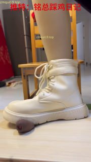 大学生_小林_女王_靴子_拖鞋_超暴力_踩鸡巴_隔板踩踏_马眼棒_插马眼_虐阳的封面
