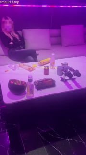 爱开发的晖  夫妻主 KTV 开发素人_双女 S_舔脚_钻胯 骑马 磕头_最后 黑丝 足交的封面