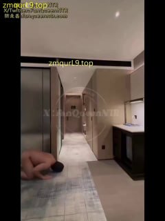 饭饭吖_酒店门口跪接绿主跟妻子回来亲热_浴室外只能看到他们做爱的影子_事后妻子赏赐满是精液的避孕套的封面